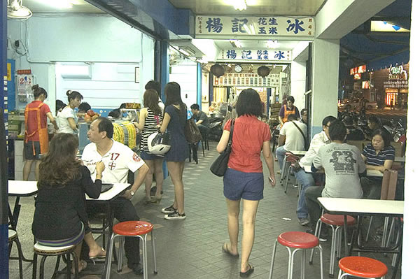 台北平價住宿VIA HOTEL今天就要介紹一家碩果僅存的刨冰老店 - 西門町楊記刨冰！